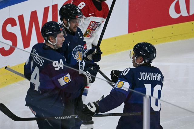 Finland's forward #94 Konsta Helenius celebrates with teammates after scoring his team's fourth goal during the IIHF Ice Hockey Men's World Championship quarter-final match between Finland and Czech Republic at the Swiss Life Arena in Zurich, Switzerland on May 28, 2026. (Photo by SEBASTIEN BOZON / AFP)