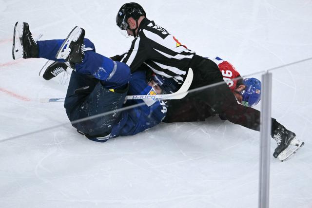 Finland's forward #34 Aatu Raty (L) and Czech Republic's forward #96 David Tomasek fight during the IIHF Ice Hockey Men's World Championship quarter-final match between Finland and Czech Republic at the Swiss Life Arena in Zurich, Switzerland on May 28, 2026. (Photo by SEBASTIEN BOZON / AFP)