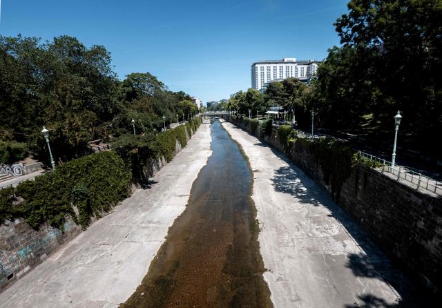 A very low water level of the river Wienfluss (Vienna river) cutting through the City park (Stadtpark) is seen on a sunny and hot day in Vienna, Austria, on May 28, 2026. Starting in late May, parts of Europe have been affected by heatwaves, breaking records in Spain, the United Kingdom, Germany, France, Ireland. (Photo by Joe Klamar / AFP)