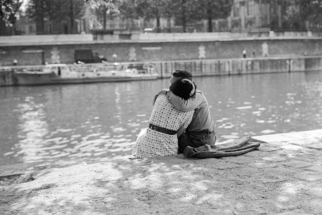 (FILES) A loving couple embraces on the banks of the Seine river on June 5, 1950, during a heat wave in Paris. (Photo by AFP)