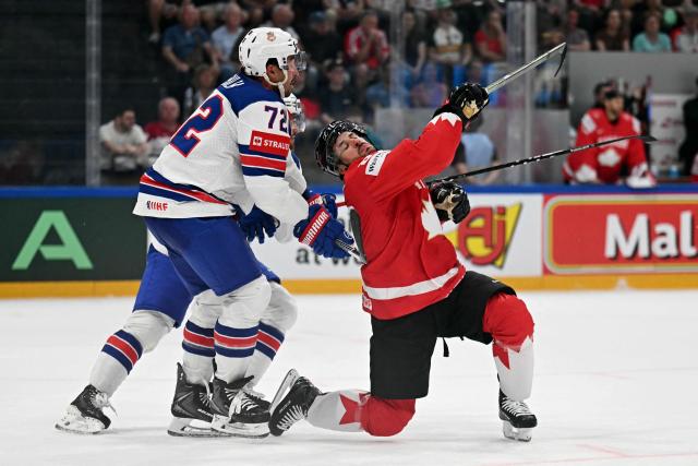 Canada’s forward #87 Sidney Crosby (R) vies with USA's defender #72 Justin Faulk during the IIHF Ice Hockey Men's World Championship quarter-final match between Canada and USA in Fribourg, Switzerland on May 28, 2026. (Photo by Fabrice COFFRINI / AFP)