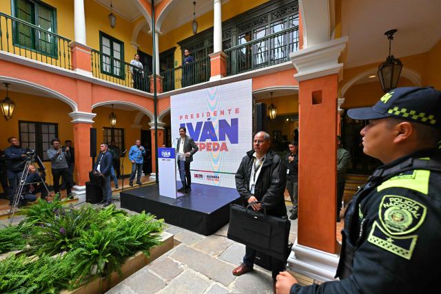 Colombia's presidential candidate for the Pacto Historico leftist coalition Ivan Cepeda (C) speaks during a press statement in Bogota on May 28, 2026. (Photo by Rodrigo BUENDIA / AFP)