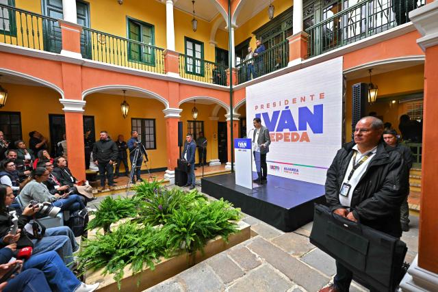 Colombia's presidential candidate for the Pacto Historico leftist coalition Ivan Cepeda (C) speaks during a press statement in Bogota on May 28, 2026. (Photo by Rodrigo BUENDIA / AFP)
