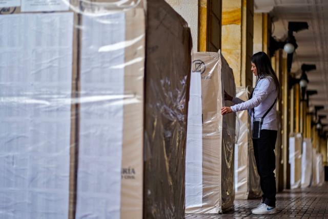 An employee of the national registry sets up polling stations at the Mayor’s Office in Bogota on May 28, 2026. Colombia will hold presidential elections on May 31, 2026. (Photo by Sergio ANGEL / AFP)