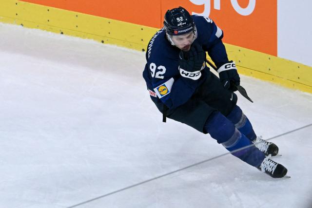 Finland's forward #92 Lenni Hameenaho celebrates with teammates after scoring his team's fourth goal during the IIHF Ice Hockey Men's World Championship quarter-final match between Finland and Czech Republic at the Swiss Life Arena in Zurich, Switzerland on May 28, 2026. (Photo by SEBASTIEN BOZON / AFP)