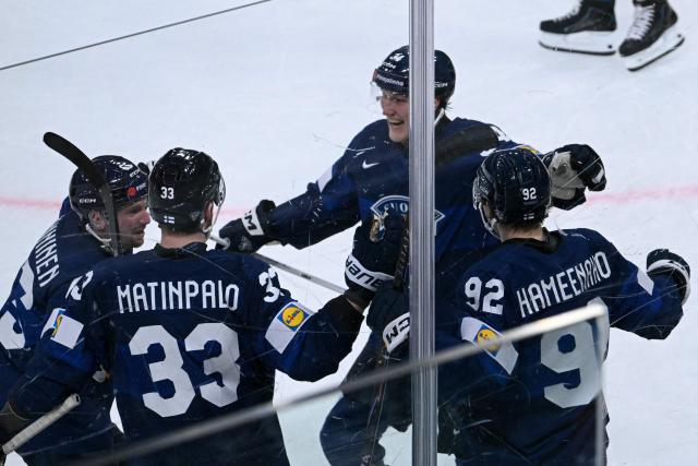 Finland's forward #92 Lenni Hameenaho (C) celebrates with teammates after scoring his team's fourth goal during the IIHF Ice Hockey Men's World Championship quarter-final match between Finland and Czech Republic at the Swiss Life Arena in Zurich, Switzerland on May 28, 2026. (Photo by SEBASTIEN BOZON / AFP)
