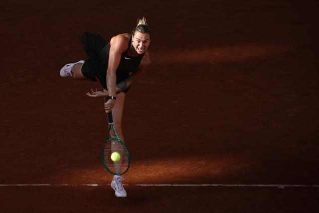 Aryna Sabalenka serves to France's Elsa Jacquemot during their women's singles match on day 5 of the French Open tennis tournament on Court Philippe-Chatrier at the Roland-Garros Complex in Paris on May 28, 2026. (Photo by ALAIN JOCARD / AFP)