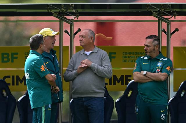 Brazil's Italian head coach Carlo Ancelotti (2nd L) speaks with Brazil's former coach (2002 and 2014) Luiz Felipe Scolari (C) during a training session at the Granja Comary training center in Teresopolis, Rio de Janeiro, Brazil, on May 28, 2026, ahead of the FIFA World Cup 2026. (Photo by MAURO PIMENTEL / AFP)