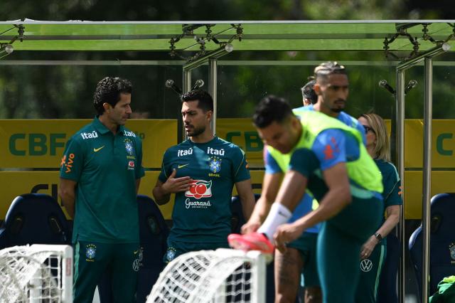 Brazil's national team doctor Rodrigo Lasmar (L) attends a training session at the Granja Comary training center in Teresopolis, Rio de Janeiro, Brazil, on May 28, 2026, ahead of the FIFA World Cup 2026. (Photo by MAURO PIMENTEL / AFP)
