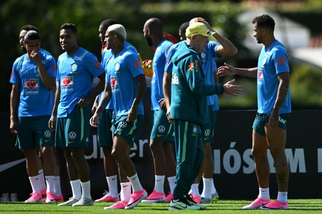Brazil's Italian head coach Carlo Ancelotti (2nd R) greets defender Danilo during a training session at the Granja Comary training center in Teresopolis, Rio de Janeiro, Brazil, on May 28, 2026, ahead of the FIFA World Cup 2026. (Photo by MAURO PIMENTEL / AFP)