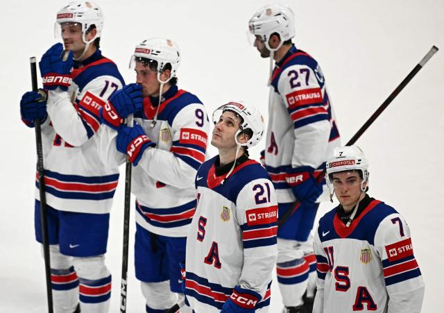 USA's defender #7 Ryan Ufko (R), USA's forward #21 Alex Steeves (2R) and teammates react after the IIHF Ice Hockey Men's World Championship quarter-final match between Canada and USA in Fribourg, Switzerland on May 28, 2026. (Photo by Fabrice COFFRINI / AFP)