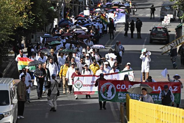 Doctors, nurses and other healthcare workers protest against roadblocks and access blockades to the city carried out by demonstrators opposing Bolivian President Rodrigo Paz, denouncing that shortages of food, medicines and oxygen are affecting patient care, in La Paz, Bolivia, on May 28, 2026. (Photo by Marvin RECINOS / AFP)