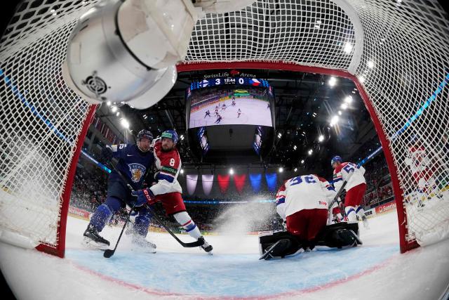 Finland's forward #65 Sakari Manninen (L) scores his team's first goal past Czech Republic's goalkeeper #32 Josef Korenar during the IIHF Ice Hockey Men's World Championship quarter-final match between Finland and Czech Republic at the Swiss Life Arena in Zurich, Switzerland on May 28, 2026. (Photo by CLAUDIO THOMA / POOL / AFP)