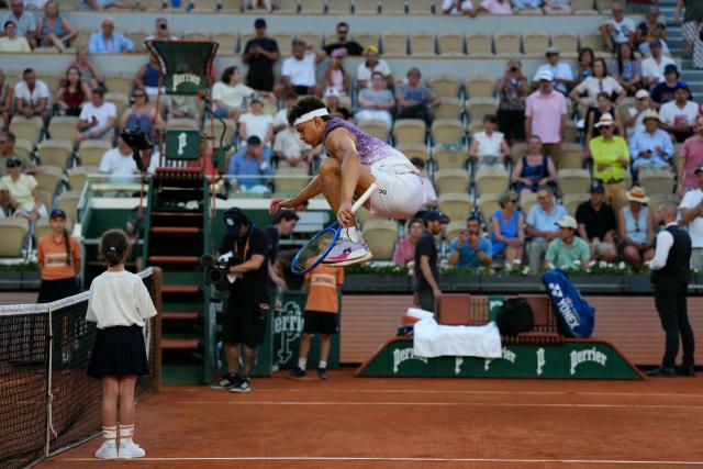US Ben Shelton warms up ahead his men's singles match against Belgium's Raphael Collignon on day 5 of the French Open tennis tournament on Court Suzanne-Lenglen at the Roland-Garros Complex in Paris on May 28, 2026. (Photo by Dimitar DILKOFF / AFP)