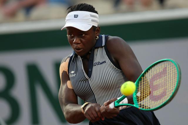 Canada's Victoria Mboko plays a backhand return to Czech Republic's Katerina Siniakova during their women's singles match on day 5 of the French Open tennis tournament on Court Simonne-Mathieu at the Roland-Garros Complex in Paris on May 28, 2026. (Photo by Thomas SAMSON / AFP)