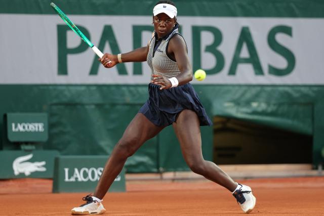 Canada's Victoria Mboko plays a forehand return to Czech Republic's Katerina Siniakova during their women's singles match on day 5 of the French Open tennis tournament on Court Simonne-Mathieu at the Roland-Garros Complex in Paris on May 28, 2026. (Photo by Thomas SAMSON / AFP)