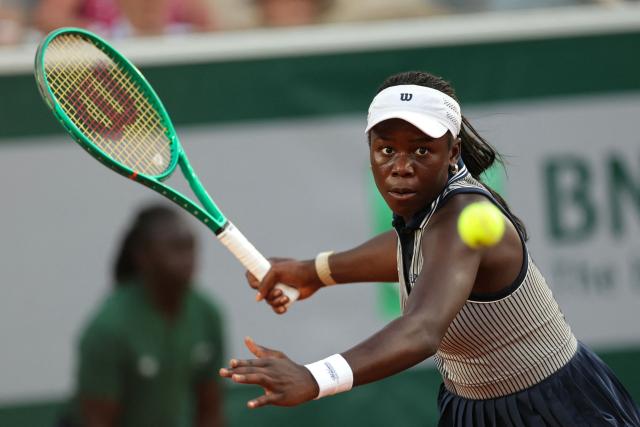 Canada's Victoria Mboko plays a forehand return to Czech Republic's Katerina Siniakova during their women's singles match on day 5 of the French Open tennis tournament on Court Simonne-Mathieu at the Roland-Garros Complex in Paris on May 28, 2026. (Photo by Thomas SAMSON / AFP)