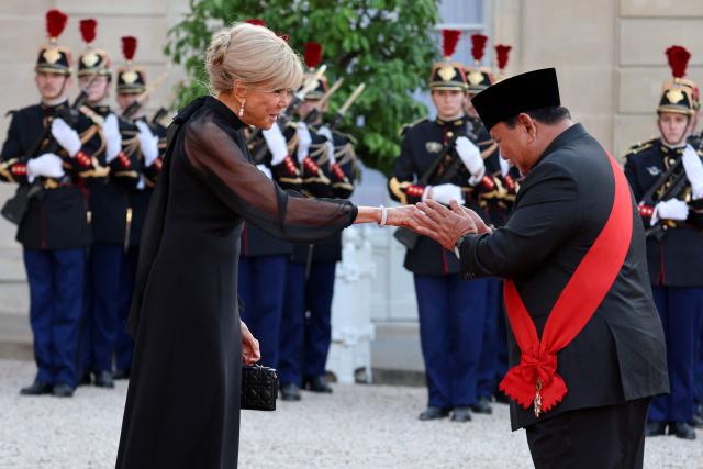 France's first lady Brigitte Macron (L) welcomes Indonesia's President Prabowo Subianto ahead of a state dinner as part of Indonesia's President's visit at The Elysee Presidential Palace in Paris on May 28, 2026. (Photo by Ludovic MARIN / AFP)