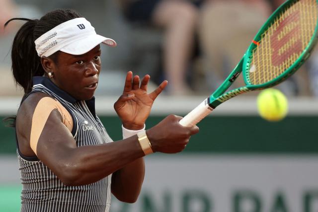 Canada's Victoria Mboko plays a forehand return to Czech Republic's Katerina Siniakova during their women's singles match on day 5 of the French Open tennis tournament on Court Simonne-Mathieu at the Roland-Garros Complex in Paris on May 28, 2026. (Photo by Thomas SAMSON / AFP)