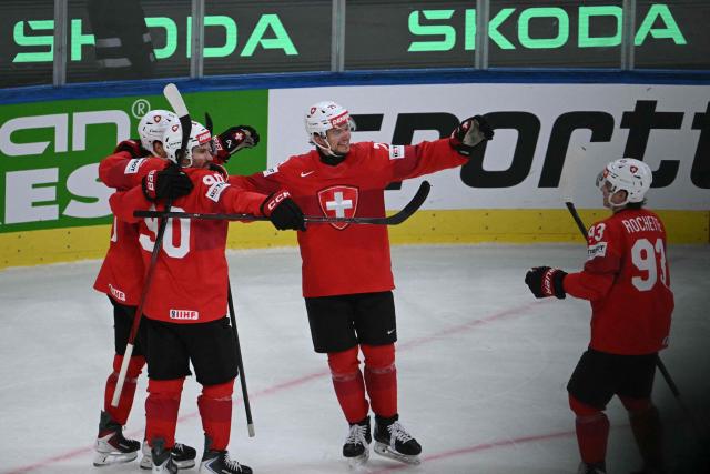 Switzerland's forward #79 Calvin Thurkauf ((2nd R) celebrates scoring his team's third goal during the IIHF Ice Hockey Men's World Championship quarter-final match between Switzerland and Sweden at the Swiss Life Arena in Zurich, on May 28, 2026. (Photo by SEBASTIEN BOZON / AFP)