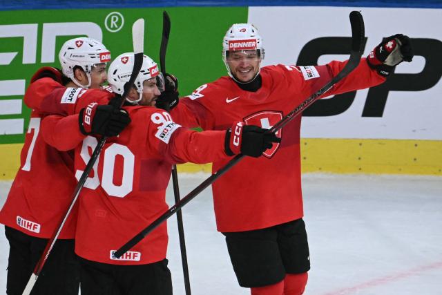 Switzerland's forward #79 Calvin Thurkauf (R) celebrates scoring his team's third goal during the IIHF Ice Hockey Men's World Championship quarter-final match between Switzerland and Sweden at the Swiss Life Arena in Zurich, on May 28, 2026. (Photo by SEBASTIEN BOZON / AFP)