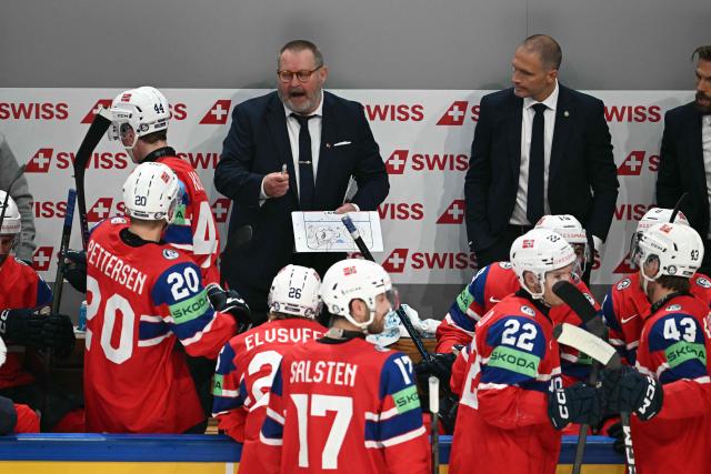 Norway's head coach Petter Thoresen (bck L) speaks to his players during the IIHF Ice Hockey Men's World Championship quarter-final match between Norway and Latvia in Fribourg, Switzerland on May 28, 2026. (Photo by Fabrice COFFRINI / AFP)