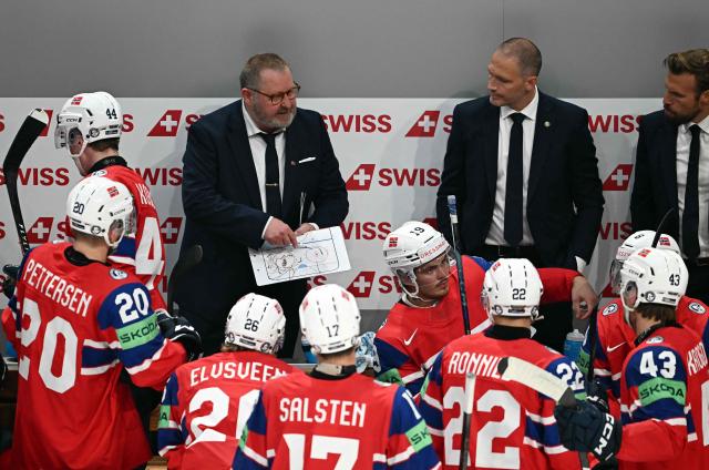 Norway's head coach Petter Thoresen (back L) speaks to his players during the IIHF Ice Hockey Men's World Championship quarter-final match between Norway and Latvia in Fribourg, Switzerland on May 28, 2026. (Photo by Fabrice COFFRINI / AFP)