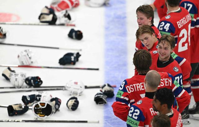 Norway's defender #72 Stian Solberg (C) and teammates celebrate winning the IIHF Ice Hockey Men's World Championship quarter-final match between Norway and Latvia in Fribourg, Switzerland on May 28, 2026. Norway won the match 2-0. (Photo by Fabrice COFFRINI / AFP)