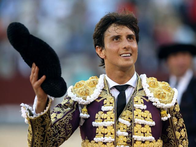 Peruvian bullfighter Andres Roca Rey acknowledges the crowd during the San Isidro Fair's Press Bullfight at Las Ventas bullring in Madrid on May 28, 2026. (Photo by ALBERTO SIMON / AFP)