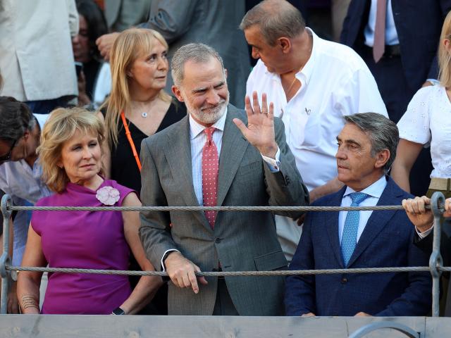 Spain's King Felipe VI (C), President of the Madrid Press Association Maria Rey (L) and bull breeder Victorino Martin (R) attend the San Isidro Fair's Press Bullfight at Las Ventas bullring in Madrid on May 28, 2026. (Photo by ALBERTO SIMON / AFP)