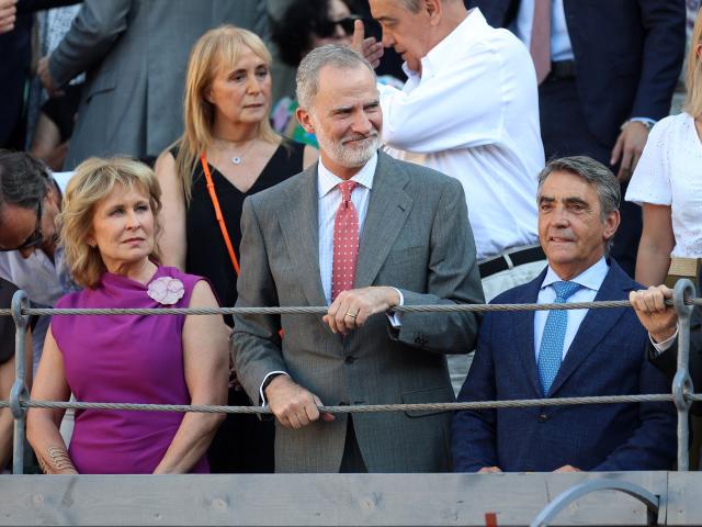 Spain's King Felipe VI (C), President of the Madrid Press Association Maria Rey (L) and bull breeder Victorino Martin (R) attend the San Isidro Fair's Press Bullfight at Las Ventas bullring in Madrid on May 28, 2026. (Photo by ALBERTO SIMON / AFP)