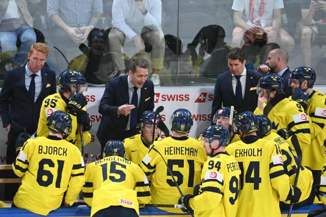 Sweden's head coach Sam Hallam speaks to his players during the IIHF Ice Hockey Men's World Championship quarter-final match between Switzerland and Sweden at the Swiss Life Arena in Zurich, on May 28, 2026. (Photo by SEBASTIEN BOZON / AFP)