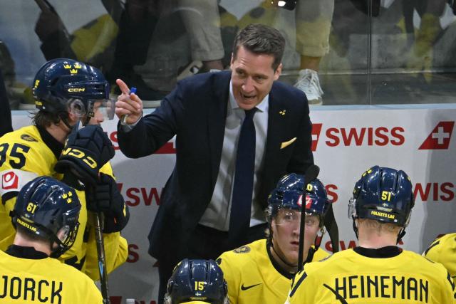 Sweden's head coach Sam Hallam speaks to his players during the IIHF Ice Hockey Men's World Championship quarter-final match between Switzerland and Sweden at the Swiss Life Arena in Zurich, on May 28, 2026. (Photo by SEBASTIEN BOZON / AFP)