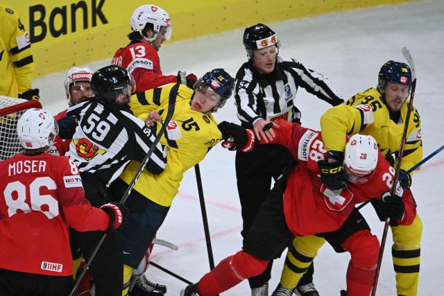 Sweden's forward #15 Jack Berglund (C) scuffles with Switzerland's forward #28 Timo Meier (2nd R) during the IIHF Ice Hockey Men's World Championship quarter-final match between Switzerland and Sweden at the Swiss Life Arena in Zurich, on May 28, 2026. (Photo by SEBASTIEN BOZON / AFP)