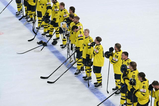 Sweden's players react after losing the IIHF Ice Hockey Men's World Championship quarter-final match between Switzerland and Sweden at the Swiss Life Arena in Zurich, on May 28, 2026. (Photo by SEBASTIEN BOZON / AFP)