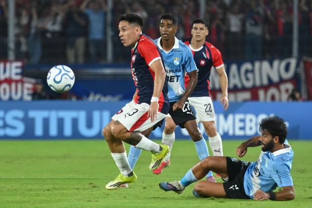 Cerro Porteno's Argentine defender #13 Guillermo Benitez (L) and Sporting Cristal's Uruguayan midfielder #08 Leandro Sosa fight for the ball during the Copa Libertadores group stage football match between Paraguay's Cerro Porteno and Peru's Sporting Cristal at La Nueva Olla stadium in Asuncion on May 28, 2026. (Photo by DANIEL DUARTE / AFP)