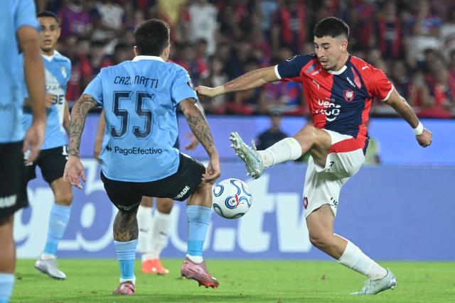 Sporting Cristal's Brazilian midfielder #55 Gustavo Cazonatti and Cerro Porteno's midfielder #32 Cesar Bobadilla fight for the ball during the Copa Libertadores group stage football match between Paraguay's Cerro Porteno and Peru's Sporting Cristal at La Nueva Olla stadium in Asuncion on May 28, 2026. (Photo by DANIEL DUARTE / AFP)