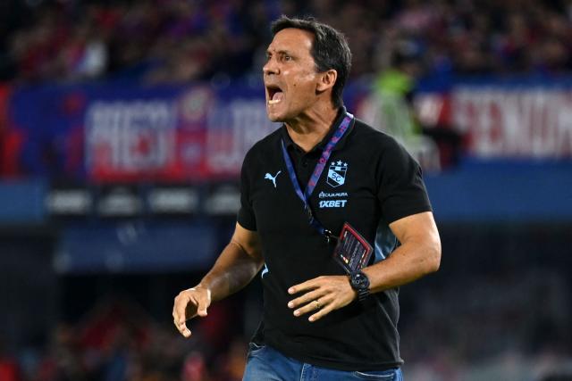 Sporting Cristal's Brazilian coach Ze Ricardo gestures during the Copa Libertadores group stage football match between Paraguay's Cerro Porteno and Peru's Sporting Cristal at La Nueva Olla stadium in Asuncion on May 28, 2026. (Photo by DANIEL DUARTE / AFP)