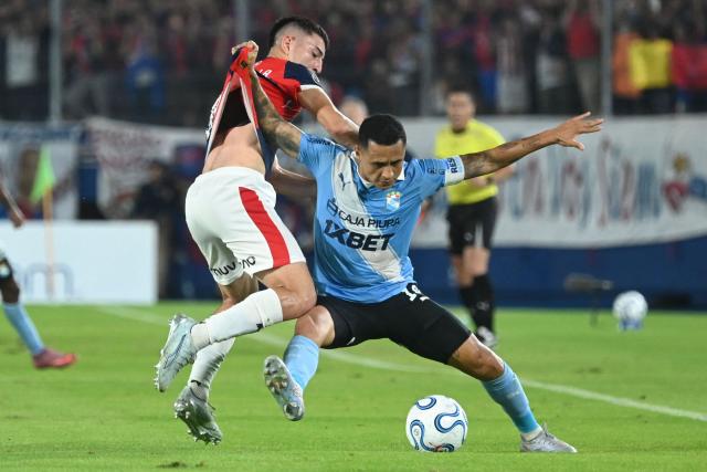 Cerro Porteno's midfielder #32 Cesar Bobadilla (L) and Sporting Cristal's midfielder #19 Yoshimar Yotun fight for the ball during the Copa Libertadores group stage football match between Paraguay's Cerro Porteno and Peru's Sporting Cristal at La Nueva Olla stadium in Asuncion on May 28, 2026. (Photo by DANIEL DUARTE / AFP)