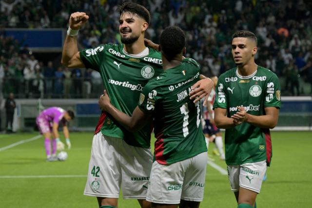 Palmeiras' Colombian midfielder #11 Jhon Arias (C) celebrates with teammates after scoring his second goal during the Copa Libertadores group stage football match between Brazil's Palmeiras and Colombia's Junior at the Allianz Parque stadium in Sao Paulo, Brazil on May 28, 2026. (Photo by Nelson ALMEIDA / AFP)