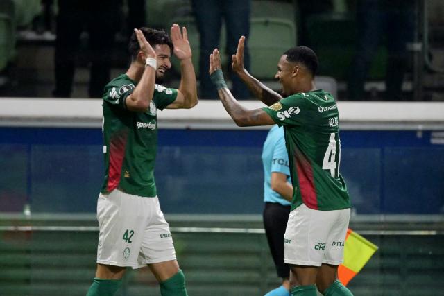 Palmeiras' forward #40 Allan (R) celebrates with teammate Argentine forward #42 Jose Manuel Lopez after scoring his team's second goal during the Copa Libertadores group stage football match between Brazil's Palmeiras and Colombia's Junior at the Allianz Parque stadium in Sao Paulo, Brazil on May 28, 2026. (Photo by NELSON ALMEIDA / AFP)