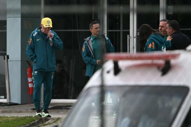 Brazil's Italian head coach Carlo Ancelotti (L) vapes before a training session at the Granja Comary training center in Teresopolis, Rio de Janeiro, Brazil, on May 29, 2026, ahead of the FIFA World Cup 2026. (Photo by Mauro PIMENTEL / AFP)