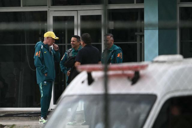 Brazil's Italian head coach Carlo Ancelotti (L) vapes before a training session at the Granja Comary training center in Teresopolis, Rio de Janeiro, Brazil, on May 29, 2026, ahead of the FIFA World Cup 2026. (Photo by Mauro PIMENTEL / AFP)