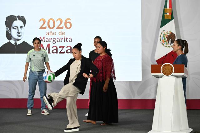 Mexico's President Claudia Sheinbaum (R) watches a ball skills demonstration during the awards ceremony of the "Represent Mexico at the World Cup Opening" contest, launched in March, at the National Palace in Mexico City on May 29, 2026. (Photo by YURI CORTEZ / AFP)