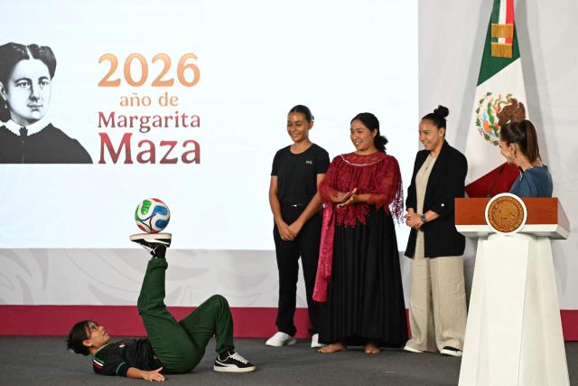 Mexico's President Claudia Sheinbaum (R) watches a ball skills demonstration during the awards ceremony of the "Represent Mexico at the World Cup Opening" contest, launched in March, at the National Palace in Mexico City on May 29, 2026. (Photo by YURI CORTEZ / AFP)