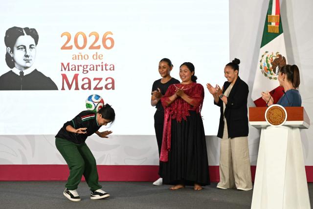 Mexico's President Claudia Sheinbaum (R) watches a ball skills demonstration during the awards ceremony of the "Represent Mexico at the World Cup Opening" contest, launched in March, at the National Palace in Mexico City on May 29, 2026. (Photo by YURI CORTEZ / AFP)