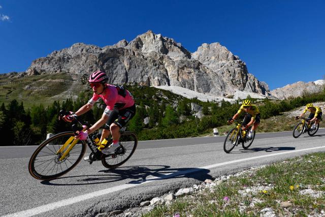 Team Visma Lease a Bike Danish rider Jonas Vingegaard wearing the overall leader's pink jersey cycles in the descent of Passo Falzarego during the 19th stage of the Giro d'Italia 2026 - Tour of Italy cycling race between Feltre and Alleghe, Italy, on May 29, 2026. (Photo by Luca Bettini / AFP)