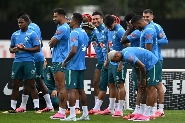 Brazil's midfielder Casemiro (C) and teammates listen to Brazil's Italian head coach Carlo Ancelotti (out of frame) during a training session at the Granja Comary training center in Teresopolis, Rio de Janeiro, Brazil, on May 29, 2026, ahead of the FIFA World Cup 2026. (Photo by Mauro PIMENTEL / AFP)