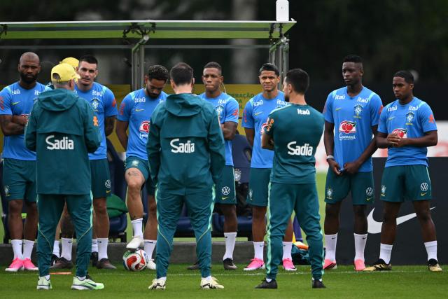 Brazil's players listen to Brazil's Italian head coach Carlo Ancelotti (L) during a training session at the Granja Comary training center in Teresopolis, Rio de Janeiro, Brazil, on May 29, 2026, ahead of the FIFA World Cup 2026. (Photo by Mauro PIMENTEL / AFP)
