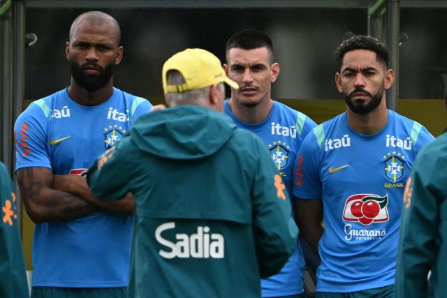 (L-R) Brazil's forward Igor Thiago, defender Roger Ibanez and forward Matheus Cunha listen to Brazil's Italian head coach Carlo Ancelotti during a training session at the Granja Comary training center in Teresopolis, Rio de Janeiro, Brazil, on May 29, 2026, ahead of the FIFA World Cup 2026. (Photo by Mauro PIMENTEL / AFP)